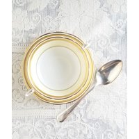 Königliche Paragon Band Creme Suppenschüssel Mit Jahrgang Suppenlöffel Zwei Griffe Bouillon Schale Untertasse Vintage Suppe Coupés Königliche Paragon Band Creme Suppenschüssel Mit Jahrgang Suppenlöffel Zwei Griffe Bouillon Schale Untertasse Vintage Suppe Coupés von OldVintageStuffGoods