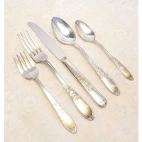 Vintage Besteck Set Abendessen Set Wm. Rogers Ist Esszimmer Burgund Champagner Silverplated von OldVintageStuffGoods