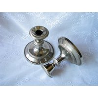 Vintage Kerze Halter Silverplated Kerzenständer Metall Kerzenhalter Cottage-Dekor von OldVintageStuffGoods