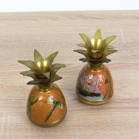 Entzückender Cloisonné Ananas Kerzenhalter - Vintage Messing Libelle & Blumen Emaille Entzückender Cloisonné Ananas Kerzenhalter - Vintage Messing Libelle & Blumen Emaille von OldWorldThrifts