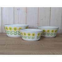 Set Vintage Ditmar Urbach Schalen - Weiß Mit Gelben Blumen Tschechoslowakei von OldWorldThrifts