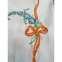 Vintage Hand Bestickt Weißes Leinen/Baumwolle Blumen Girlanden Und Schleifen Tischläufer Oder Buffet Abdeckung Mit Weiß Blau Gehäkelte Trim von OldandNewwithaTwist