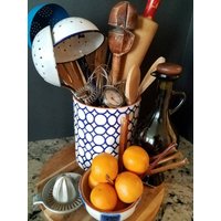 Vintage Retro Glänzende Emaille Langer Griff Küchenutensilien Löffel Kellen Schöpflöffel Mit Abflusslöchern von OldandNewwithaTwist