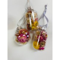 3 Strohblumenornamente, Getrocknete Blumenornamente, Kunststoffornamente, Leichte Ornamente von Oldendesigns