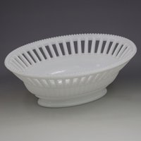 Vintage Imperial Glas Milchweiße Glasschale Mit Perlengefädelten Retikulierten Rand von OldtimeAndAgain