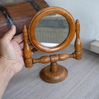 Holz Schwenkbarer Spiegel Auf Ständer Vintage Runder Kosmetikspiegel Schmink/Rasierspiegel von OldtimerBeauties