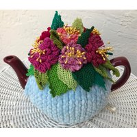 Gehäkelter Teewärmer Blauer Teebezug Rosa Kamelie Blumen Grün Gehäkeltes Accessoire Teelicht Gehäkelter Teewärmer Blauer Teebezug Rosa Kamelie Blumen Grün Gehäkeltes Accessoire Teelicht von OlenasDesign