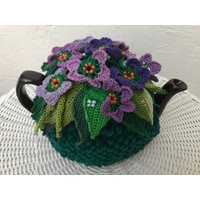 Gehäkelter Teewärmer Grün Frühlingsblume Violett Blumen Gehäkeltes Teezubehör von OlenasDesign