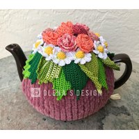 Gehäkelter Teewärmer Pflaume Teebezug Frühlingsblume Rosa Rosen Gänseblümchen Blumen Grün Gehäkelt Küchenaccessoire von OlenasDesign