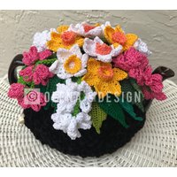 Gehäkelter Teewärmer Schwarz Frühlingsblume Narzisse Gänseblümchen Blume Grün Küchenaccessoire Gehäkelt High Tea Accessoire von OlenasDesign