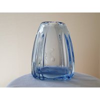 Vintage Skandinavisch Eisblaue Kunst Glas Vase Schwere Klare Geätzt Gravur Hirsch Doe H 16, 5 cm von OlgaVintageStore
