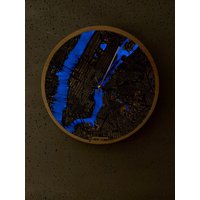 New York Wanduhr | Boho Uhr Graviert Mit Blauem Resin Massivholz Stadtplan Geschenk Zur Wohnungserwärmung Naturholz von OlimpiClocks
