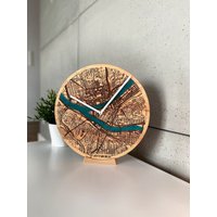 Pittsburgh Wanduhr | Boho Uhr Graviert Mit Blau Leuchtendem Kunstharz Gefüllt Massivholz Stadtplan Einweihungsparty Geschenk von OlimpiClocks