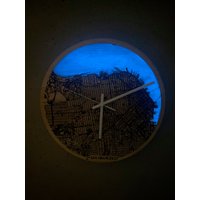 San Franciso Wanduhr | Boho Uhr Graviert Mit Blauem Leuchtharz Massivholz Stadtplan Geschenk Zur Wohnungserwärmung von OlimpiClocks