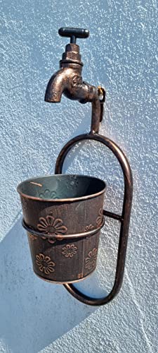 Wandhalterung aus Metall, für eine Pflanze, mit einem Deko-Wasserhahn, in antiker Kupferausführung von Olive Grove