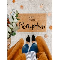 Das Original Hey There Kürbis | Herbst Deko Willkommensmatte Niedliche Fußmatte Veranda Dekor Halloween Hallo Kürbis von OliveCreativeCompany