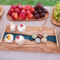 Charcuterie Epoxy Serviertablett Aus Natürlichem Olivenholz | Handmade Lebensmittelecht Charcuterie Epoxy Serviertablett Aus Natürlichem Olivenholz | Handmade Lebensmittelecht von OliveWoodGlory