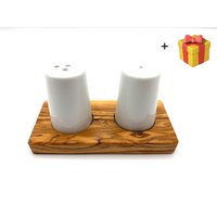 Olivenholz-erleben Salz- / Pfefferstreuer "Salz- & Pfefferstreuer ALBERT auf Olivenholz-Sockel" Kombination aus langlebiger Keramik und edlem Olivenholz von Olivenholz-Erleben