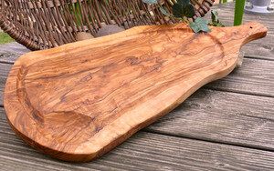 Olivenholz erleben Steakbrett XXL mit Griff & Rille 40 - 45 cm von Olivenholz erleben