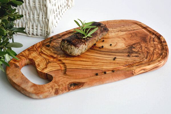 Olivenholz erleben Steakbrett mit Rille und Grifflasche von Olivenholz erleben