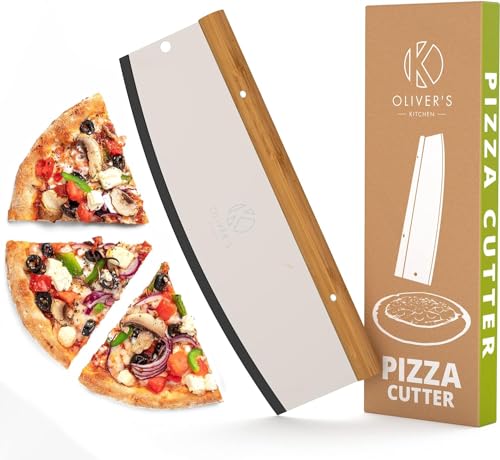 Oliver's Kitchen Pizzaschneider - Einfaches Schneiden von Pizzen (12 bis 17 Zoll) - Bio-Bambusgriff für bequemen Halt - Profi Pizzamesser - Schnelles und gleichmäßiges Schneiden - Premium Wiegemesser von Oliver's Kitchen