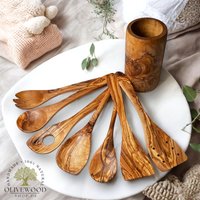 Kochbesteck | Küchenhelfer |Küchenutensilien Kochlöffel 7 Tlg. Set 30 cm Mit Massivbecher Halfterrunden Aus Olivenholz Kochbesteck | Küchenhelfer |Küchenutensilien Kochlöffel 7 Tlg. Set 30 cm Mit Massivbecher Halfterrunden Aus Olivenholz von OlivewoodShopDE