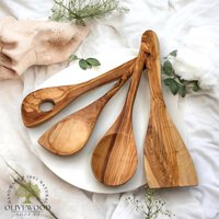 Kochbesteck | Küchenhelfer |Küchenutensilien Kochlöffel Pfannenwender 4 Tlg. Set 30 cm Aus Olivenholz Kochbesteck | Küchenhelfer |Küchenutensilien Kochlöffel Pfannenwender 4 Tlg. Set 30 cm Aus Olivenholz von OlivewoodShopDE
