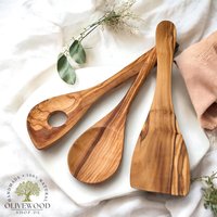 Kochbesteck | Küchenhelfer Küchenutensilien Kochlöffel Risotto-Löffel Pfannenwender 3 Tlg. Set 30 cm Aus Olivenholz Kochbesteck | Küchenhelfer Küchenutensilien Kochlöffel Risotto-Löffel Pfannenwender 3 Tlg. Set 30 cm Aus Olivenholz von OlivewoodShopDE