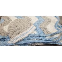 Passende Chevron Babydecke Und Hut Set, Weiche Babydecke, Chevron-Baby-Decke Set von OliviaKayCrafts
