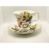 Royal Albert Monochrome Blumen Teetasse Und Untertasse Set #593 von OlliesCollection