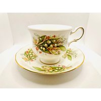 Royal Vale Maiglöckchen Mit Kleinen Roten Blumen Teetasse Und Untertasse von OlliesCollection