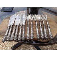 Antikes Julius Lemor Besteck, 6 Gedecke Fisch Messer Und Gabeln, Seltenes Silberbesteck, 800Er Silber Breslau Antikes Julius Lemor Besteck, 6 Gedecke Fisch Messer Und Gabeln, Seltenes Silberbesteck, 800Er Silber Breslau von OlliesOpals