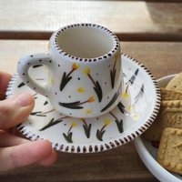 Handbemalte Florale Espressotasse Mit Untertasse Handgefertigtes Keramiktulpendesign Handbemalte Florale Espressotasse Mit Untertasse Handgefertigtes Keramiktulpendesign von OlliveCeramics