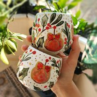 Handbemalte Keramiktasse Ohne Henkel Weihnachtsblumenkunst Handbemalte Keramiktasse Ohne Henkel Weihnachtsblumenkunst von OlliveCeramics