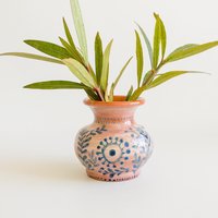 Handbemalte Terrakotta Vase Kleines Geschenkkeramik Mit Antikaufdruck Handbemalte Terrakotta Vase Kleines Geschenkkeramik Mit Antikaufdruck von OlliveCeramics