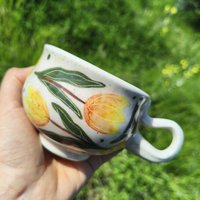 Handgemachte Keramiktasse Rustikale Keramik Mit Gelbe Tulpe Design Handgemachte Keramiktasse Rustikale Keramik Mit Gelbe Tulpe Design von OlliveCeramics