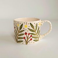 Handgemachte Weihnachtstasse Bemalte Blumenkeramik Mit Gold Handgemachte Weihnachtstasse Bemalte Blumenkeramik Mit Gold von OlliveCeramics