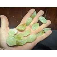 Roher Grüner Calcit Kristall || Chunk Wähle Hell Oder Dunkel von OmEarthCrystals