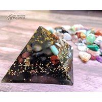 Shungit Achtseitige Pyramide | 20+Kristalle Und Edelsteine Messing Triskelion Wohndekoration von OmOrgonite
