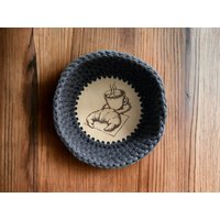 Baumwollkorb Mit Stabilem Holzboden Und Kaffeetassen-Motiv - Der Ideale Frühstückskorb Für Genießer Baumwollkorb Mit Stabilem Holzboden Und Kaffeetassen-Motiv - Der Ideale Frühstückskorb Für Genießer von OmaImaDesign