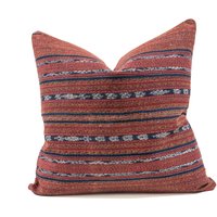 Antiker Welak Ikat Kissenbezug 50cmx50cm | 100 Jahre Altes Handgewebtes Textil Aus Maumere Natürliche Färbung Kulturelles Erbe Home Decor von OmahBali
