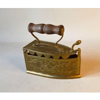 Altes Bügeleisen in Messing Als Türstopper Altes Bügeleisen in Messing Als Türstopper von OmasVintageDE