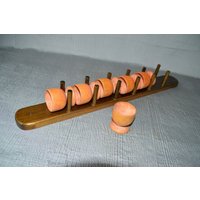 Altes Holzgestell Für Die Wand Mit 6 Holzeierbecher von OmasVintageDE