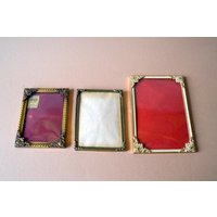 Kleine Antike Messing-Fotorahmen Mit Gewölbtem Glas T Kleine Antike Messing-Fotorahmen Mit Gewölbtem Glas T von OmasVintageDE