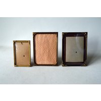 Kleine Antike Messing-Fotorahmen Mit Gewölbtem Glas X von OmasVintageDE
