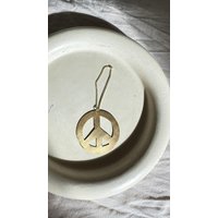 Peace Ornament Aus Messing, Moderne Baumdekoration, Handgemachte Weihnachtsdeko von OmbraAndLuce