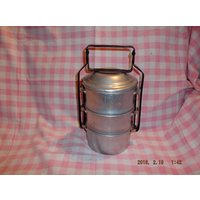 Nesting Pot Set Vintage Aluminium, Drei Größen - Schwarze Metallgriffe Nesting Pot Set Vintage Aluminium, Drei Größen - Schwarze Metallgriffe von OmnionVintageStudio