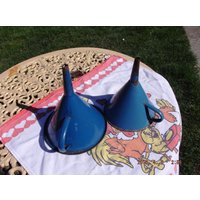 Vintage Blaue Emaille Trichter 2Er Set, Rustikale Küchen Dekoration von OmnionVintageStudio