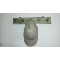 Vintage Garderobenleiste Aus Holz, Hellgrau-Grün, 5 Metallhaken Vintage Garderobenleiste Aus Holz, Hellgrau-Grün, 5 Metallhaken von OmnionVintageStudio