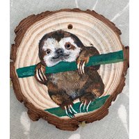 Faultier Bär Holzscheibe Handbemalt von OnceUponATeePeeTop